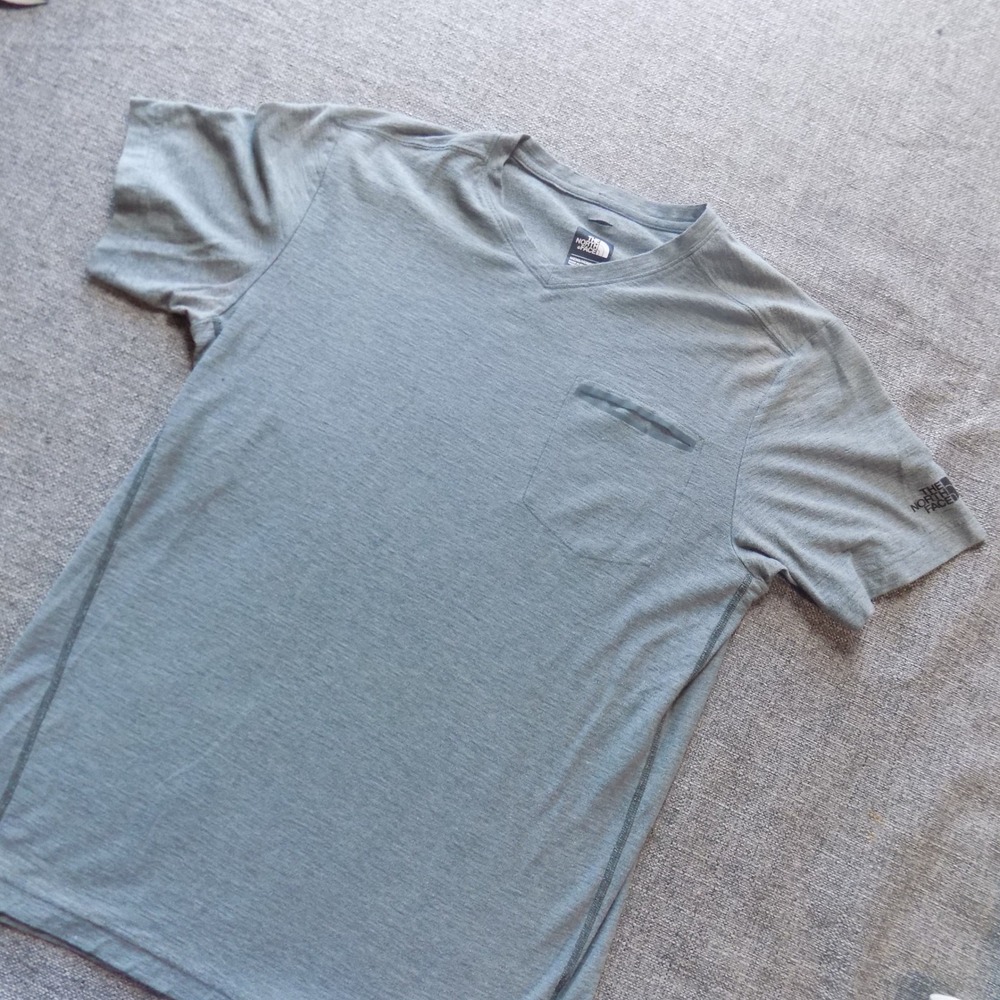 The North Face V-Neck T-Shirt Mens Small Gray Good FlashDry Pocket Tee